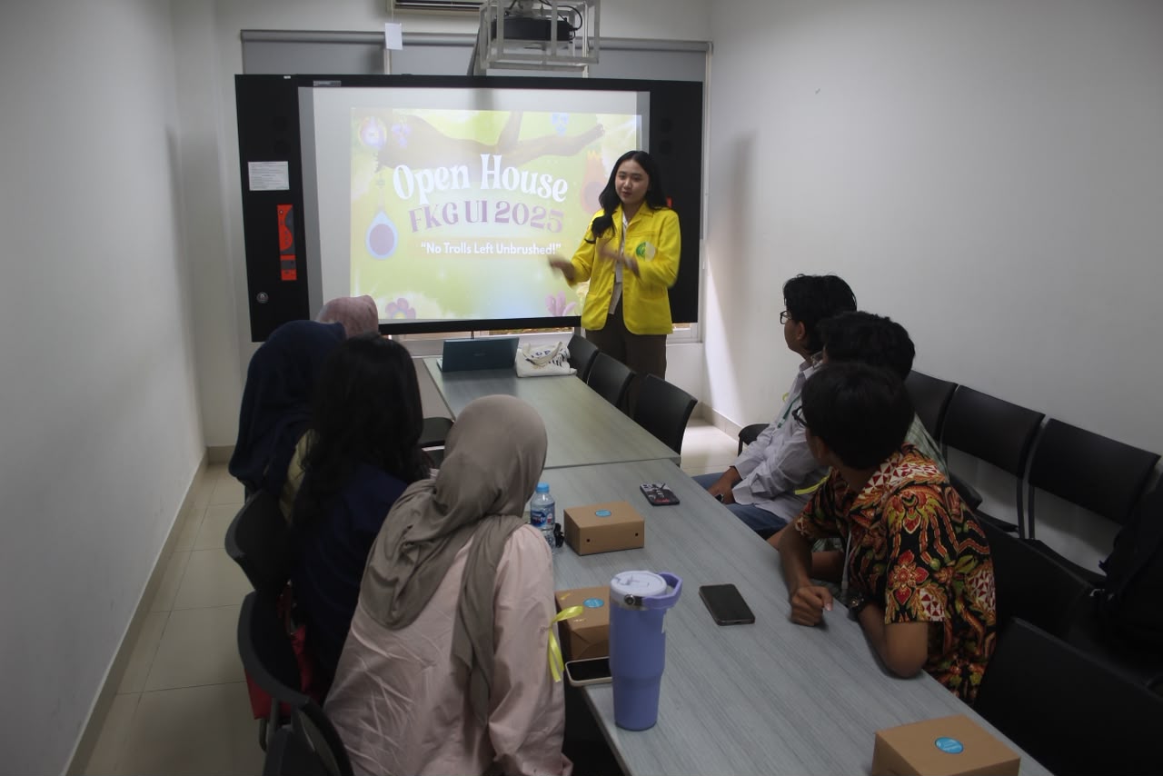 Mahasiswa FKG UI membuka sesi sharing di depan kelompok peserta Open House 2025