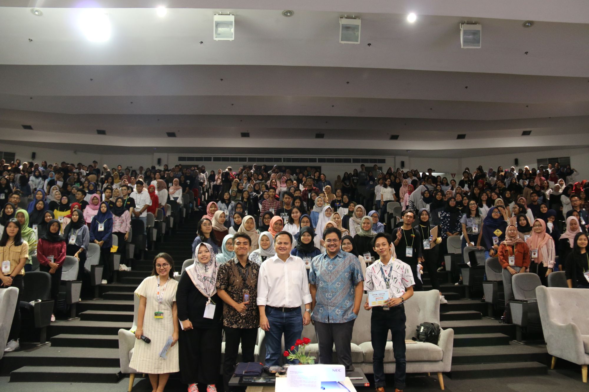 Foto bersama seluruh peserta Open House FKG UI di auditorium